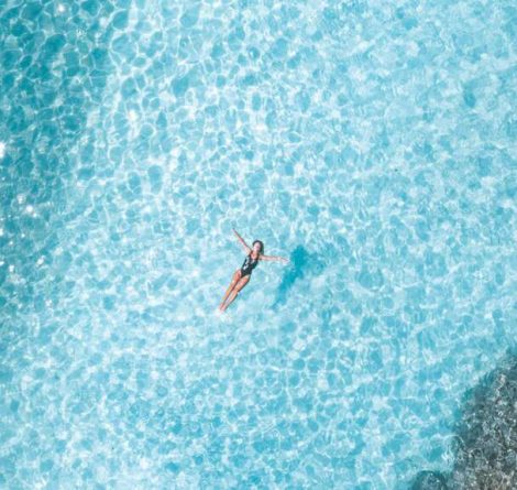 pessoa nadando em uma das piscinas naturais de Japaratinga