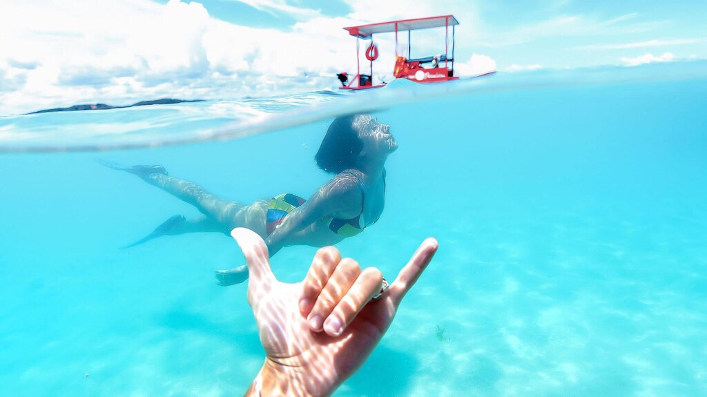 pessoas mergulhando nas piscinas naturais de Japaratinga