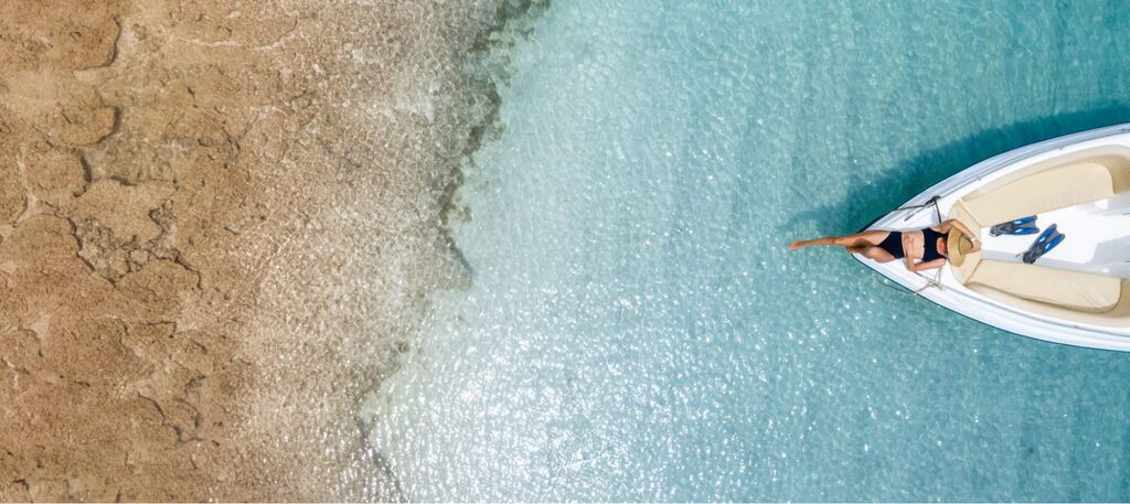 barco em uma das piscinas naturais de Japaratinga