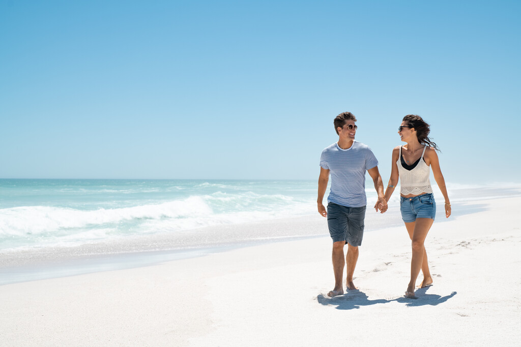 casal em lua de mel na praia