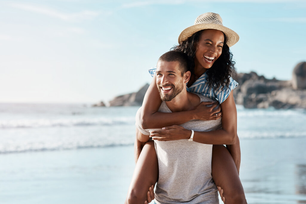 casal em lua de mel na praia