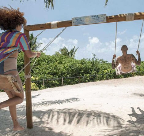 casal usando balanço em resort para casal