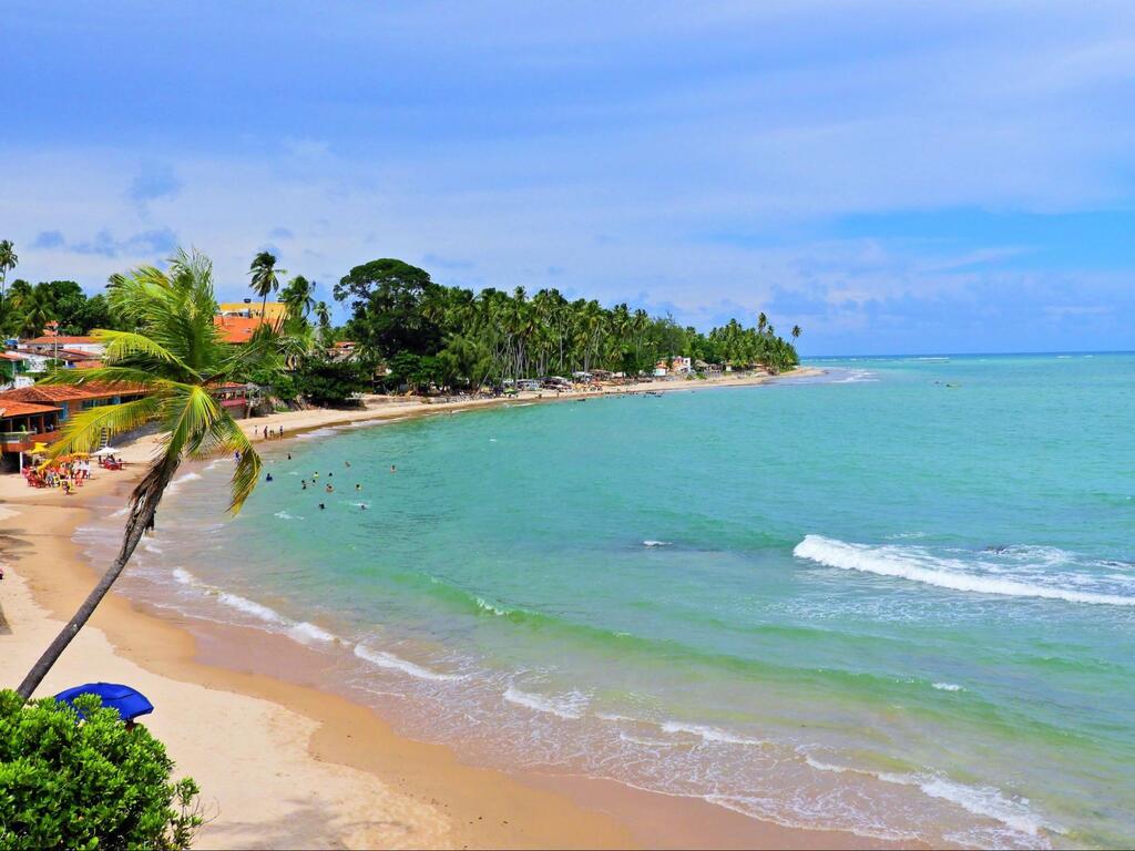 praia perto de resorts no Nordeste