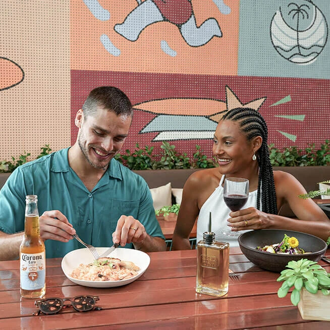 Casal desfrutando de refeição na Amore Forneria, ponto de consumo do resort.