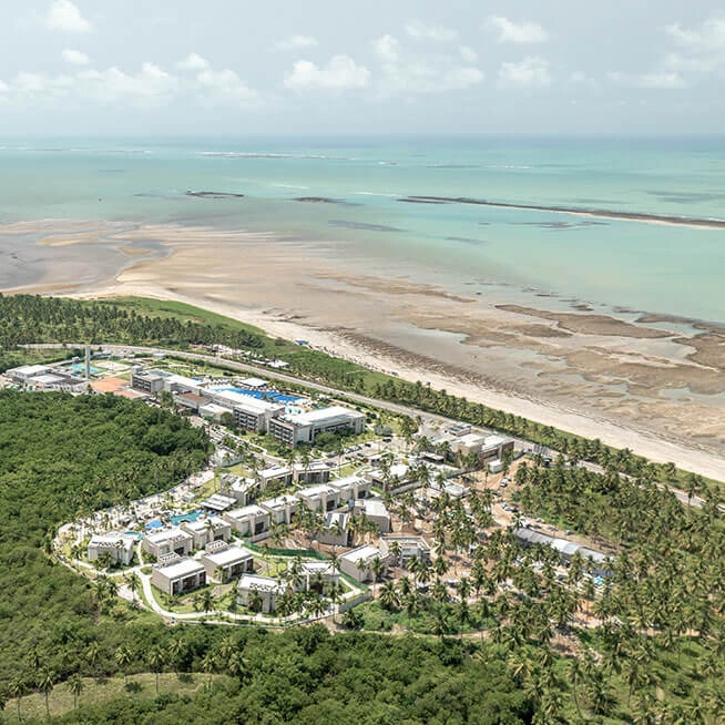 Vista aérea do Japaratinga Lounge Resort com estrutura completa e vista para o mar.