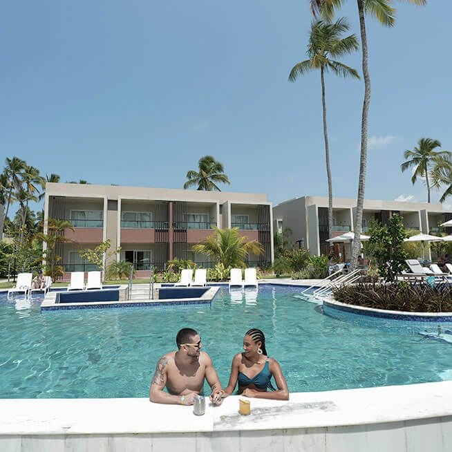 Casal relaxando na piscina do Japaratinga Lounge Resort.