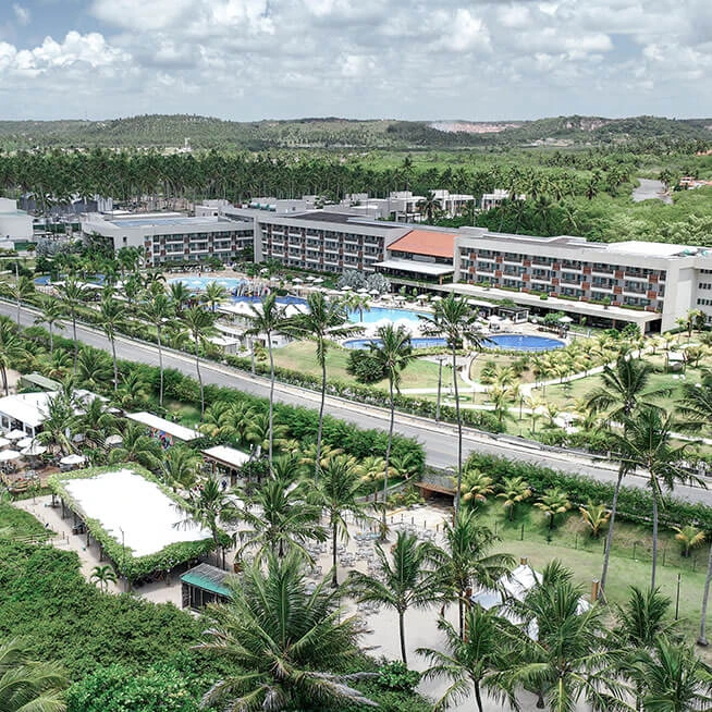 Vista aérea do Japaratinga Lounge Resort e sua proximidade com a praia.