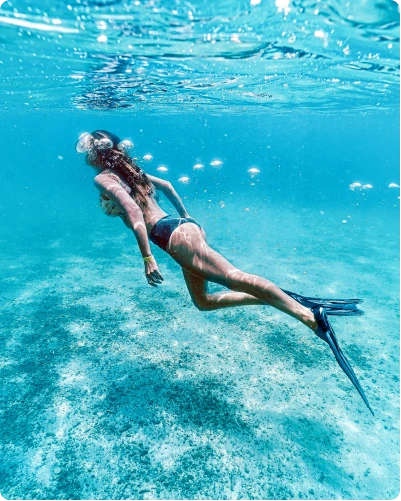 Mulher praticando snorkeling nas piscinas naturais de Japaratinga.