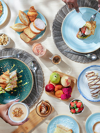 Uma mesa recheada de delícias variadas pra um café da manhã completo no Japaratinga Lounge Resort