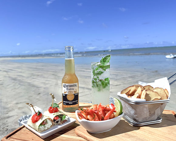 Petiscos e cerveja a beira mar da praia de Japaratinga.