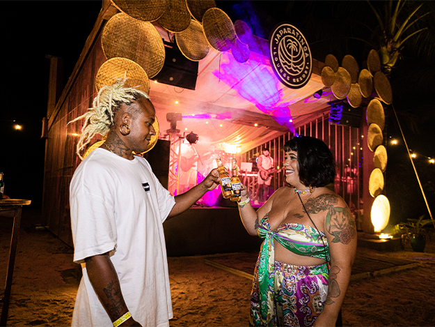 Casal brindando durante a festa de Réveillon no Japaratinga
                        Lounge Resort.