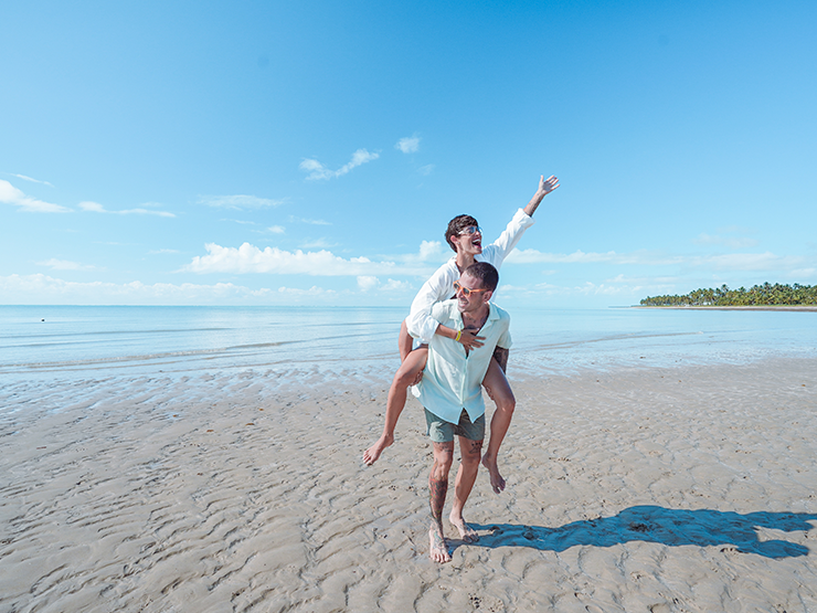 Casal aproveitando momento descontraído na praia de Japaratinga.