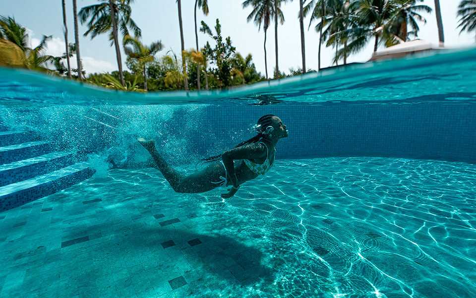 Mulher mergulhando na piscina do Japaratinga Lounge Resort All Inclusive Premium.